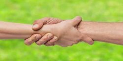 تعبیر خواب دست گرفتن نامحرم و معشوق و گرفتن دست دختر توسط پسر و گرفتن دست برای کمک