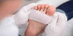 تعبیر خواب پانسمان پا و باندپیچی پا و چشم و بستن دست با باند و سر و خوب شدن زخم پا