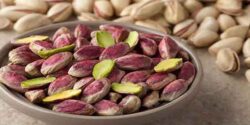 تعبیر خواب پسته تازه با پوست امام صادق و چیدن پسته تازه از درخت برای دختر