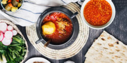 تعبیر خواب آبگوشت مار و خواب خوردن ابگوشت نذری با نان در مهمانی چیست