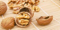 تعبیر خواب دیدن گردو در خواب و چیدن گردو با پوست سبز و دیدن مغز گردو در اب و گردو خریدن