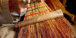 تعبیر خواب جارو دستی چوبی شکستن و هدیه گرفتن از حضرت یوسف و جارو دستی پلاستیکی کشیدن