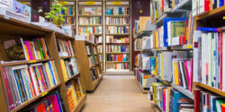 تعبیر خواب کتاب فروشی و کتابخانه امام صادق و کتاب قرض دادن و در دست داشتن و خواندن کتاب عربی دیگران