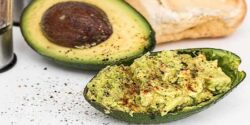 آووکادو صبحانه رابا چی بخوریم و هسته اووکادو را چگونه مصرف کنیم