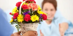 تعبیر خواب عیادت رفتن + عیادت رفتن در بیمارستان و هدیه بردن برای عیادت