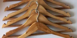 تعبیر چوب لباسی در فال قهوه + مرد چوب به دست در فال قهوه و چوب گلف در فال قهوه
