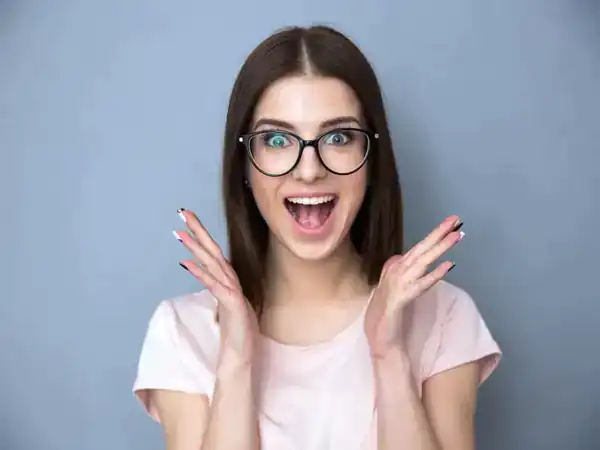 تعبیر خواب عینک زدن + عینک زدن معشوق و عینک هدیه گرفتن