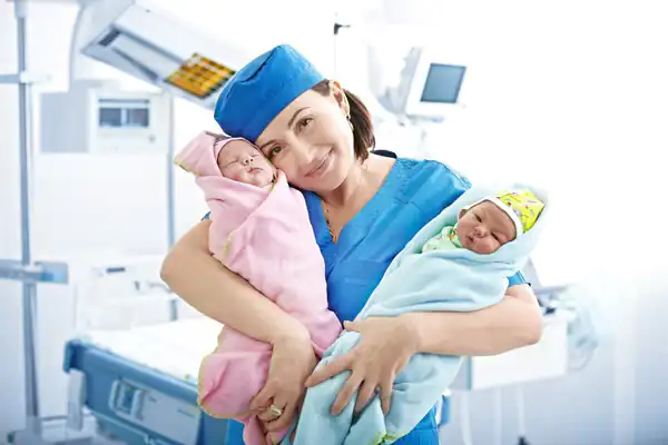 تعبیر خواب قابله شدن در خواب + آموزش دیدن برای قابله شدن و دیدن نوزاد بعد از زایمان