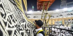 تعبیر خواب غبار روبی کعبه + غبار روبی کعبه با دست و خوشحالی از غبار روبی کعبه