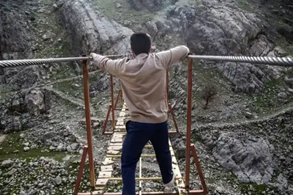 تعبیر خواب عبور از جای سخت + عبور از راه ناهموار و نیفتادن از پرتگاه