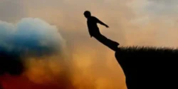 تعبیر خواب افتادن از تپه + افتادن از بلندی از دید امام صادق و افتادن و بلند شدن
