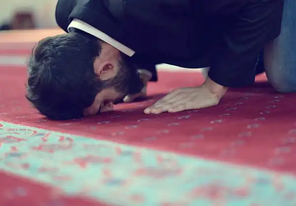 تعبیر خواب سجده + سجده در حرم امام حسین و سجده برای دختر مجرد