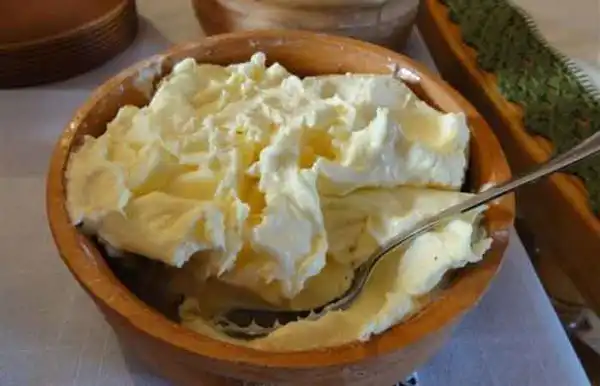 تعبیر خواب سرشیر خوردن + سرشیر خوردن در صبح و سرشیر خوردن با ولع