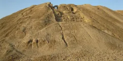 تعبیر خواب تپه خاک + بالا رفتن از تپه خاک و ساختن چیزی با تپه خاک