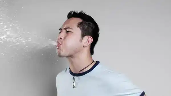 تعبیر خواب آب دهان انداختن + برای زن متاهل و بادار و دختر مجرد