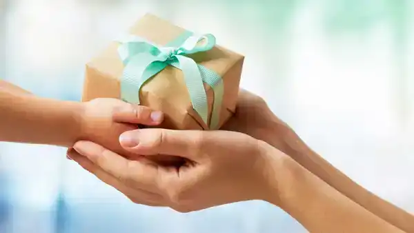 تعبیر خواب کادو دادن به مرده + برای زن متاهل و بادار و دختر مجرد