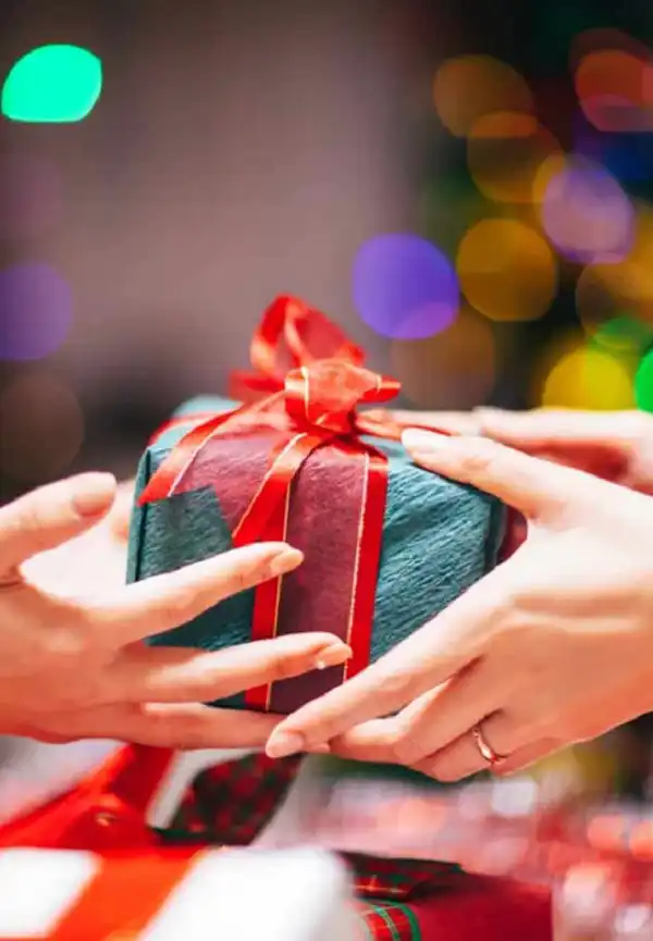 تعبیر خواب کادو گرفتن از معشوق + برای زن متاهل و بادار و دختر مجرد