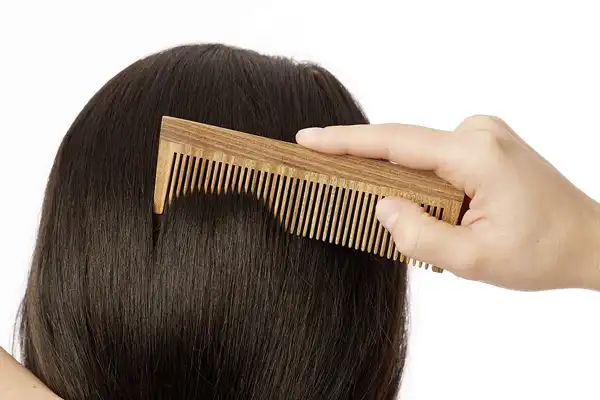 تعبیر خواب شانه زدن موی دیگری + برای زن متاهل و بادار و دختر مجرد